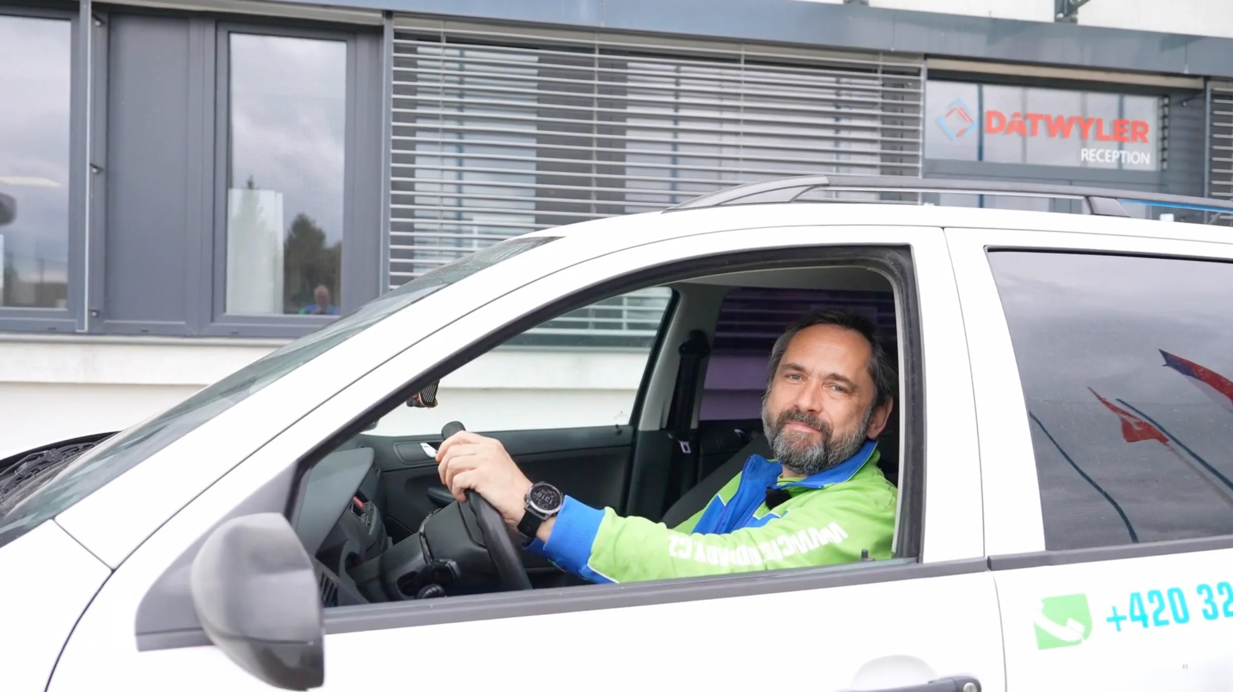 Technik BIOENZYM za volantom servisného auta
